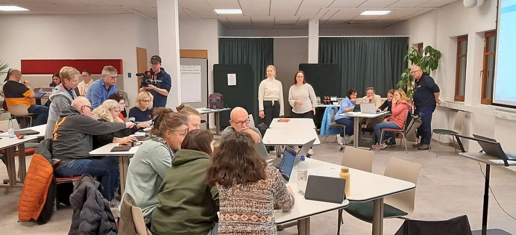 Gruppenarbeit im grossen Raum web