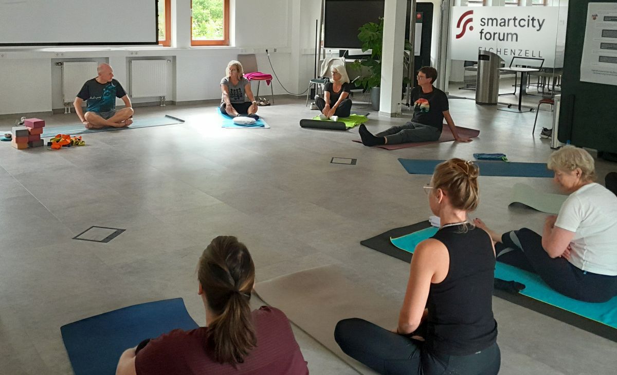 20250707 175239 Sitzende Yoginis web